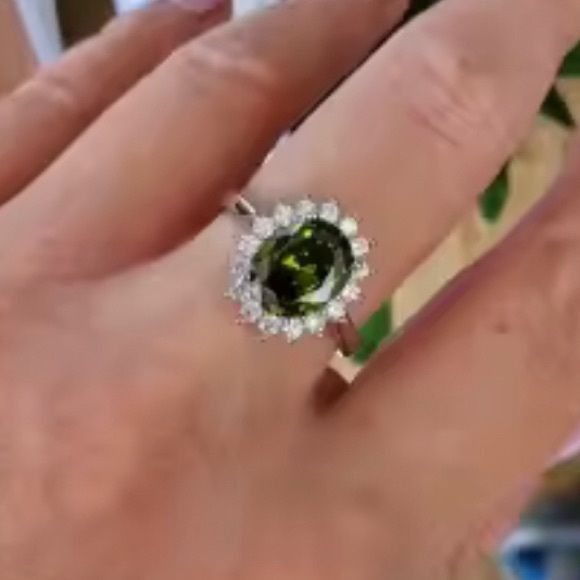 925 STERLING GREEN AUGUST STONE PERIDOT HALO STATEMENT COCKTAIL RING - Picture 6 of 7